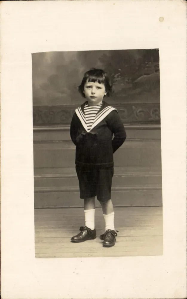 Kind in Seemanns-Outfit — Guéranne, Photo d'Art — Pontivy - Vorderseite