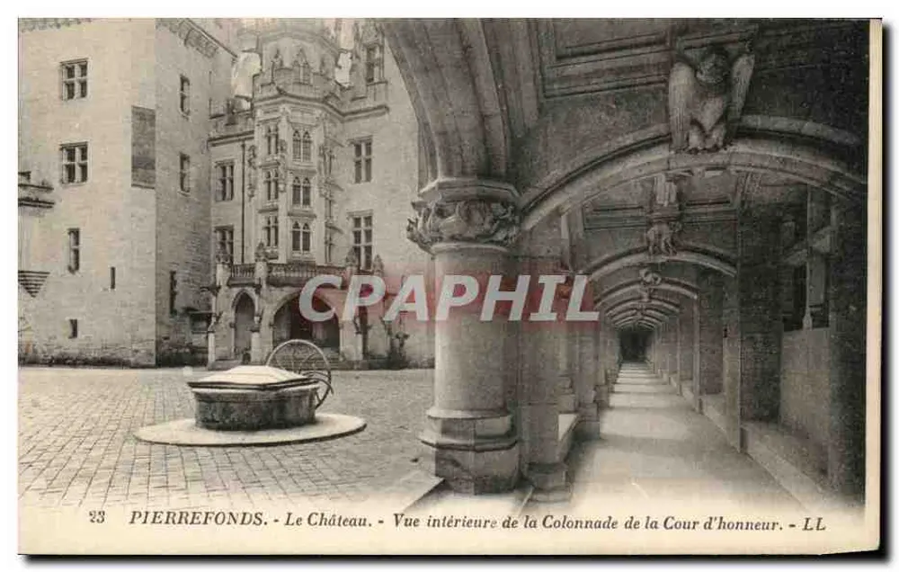 Pierrefonds - Das Schloss - Innere Ansicht der Säulenreihe des Ehrenhofes - LL - Vorderseite