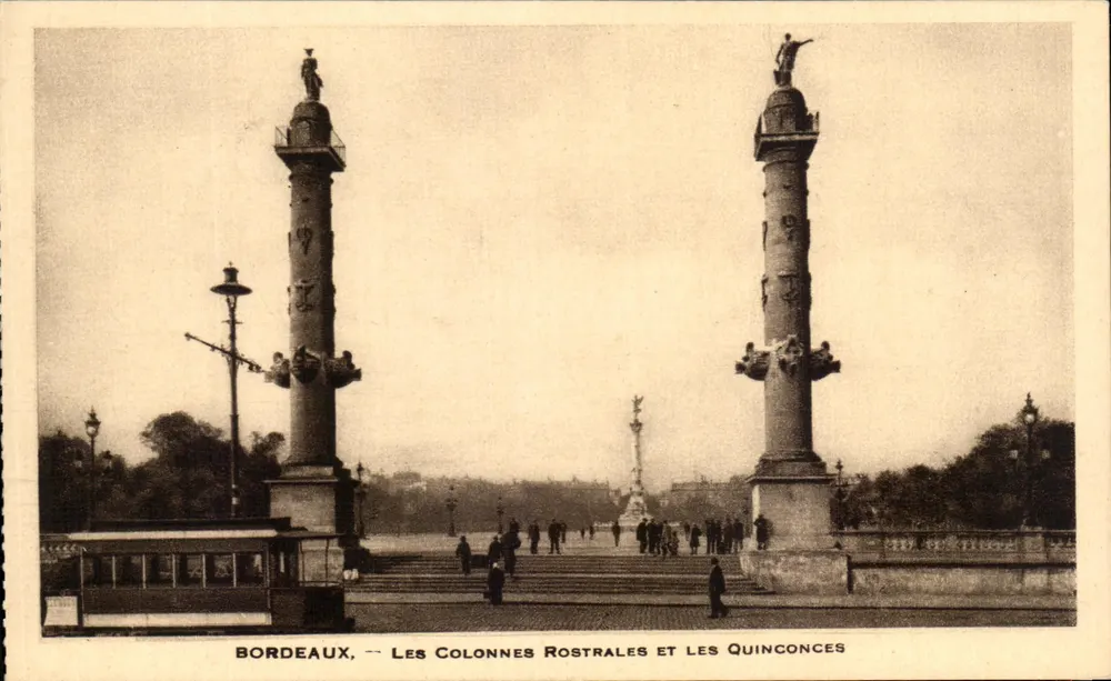 Bordeaux — Die Rostralkolonnaden und die Quinconces - Vorderseite