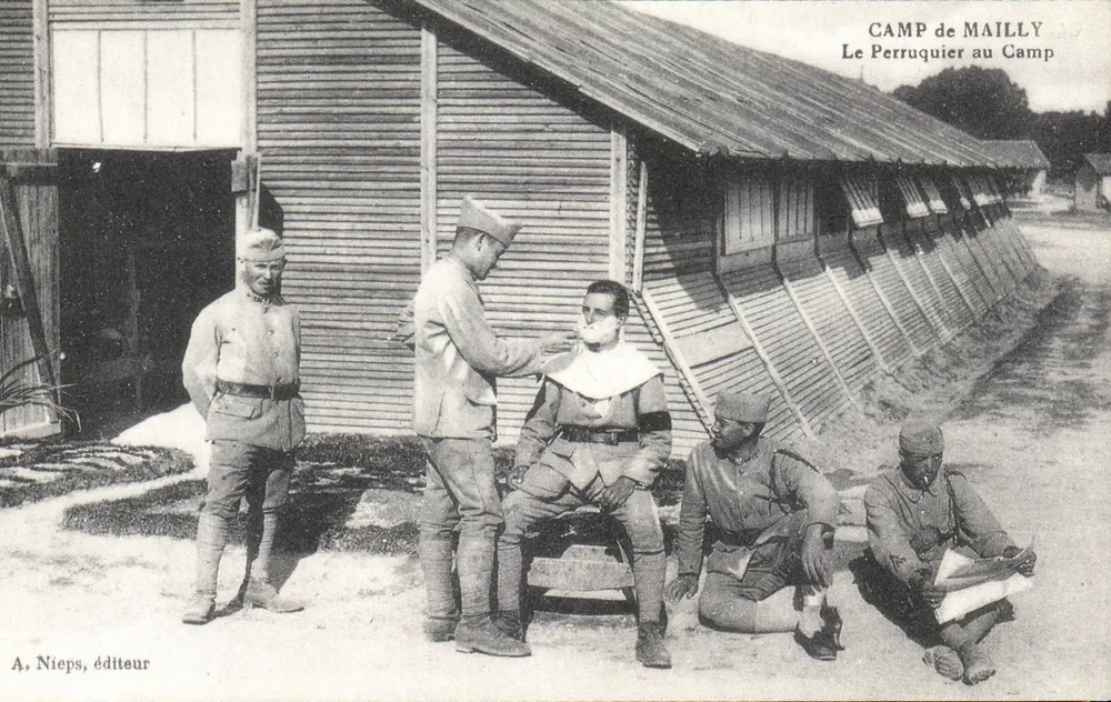 Camp de Mailly — Der Friseur am Lager — A. Nieps, Verlag - Vorderseite