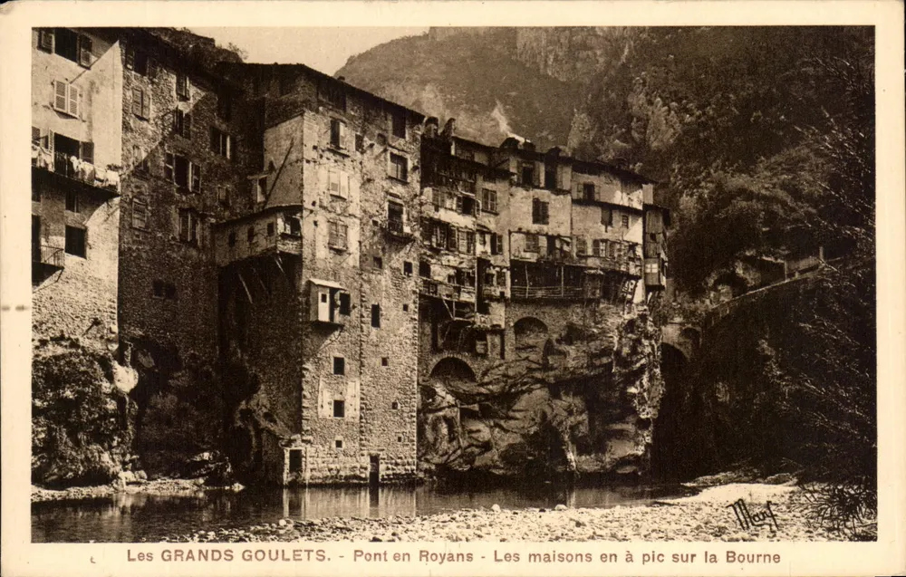 Les GRANDS GOULETS - Brücke in Royans - Häuser auf steilem Hang entlang der Bourne - Vorderseite