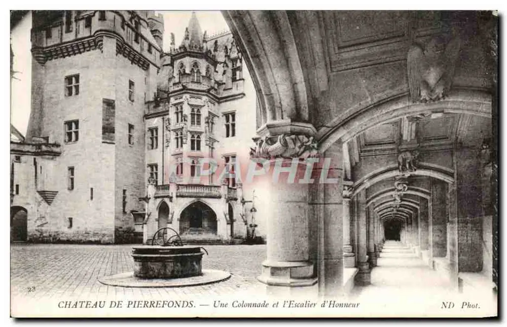 Schloss Pierrefonds — Eine Säulenreihe und die Ehrenstiege — ND Phot. - Vorderseite