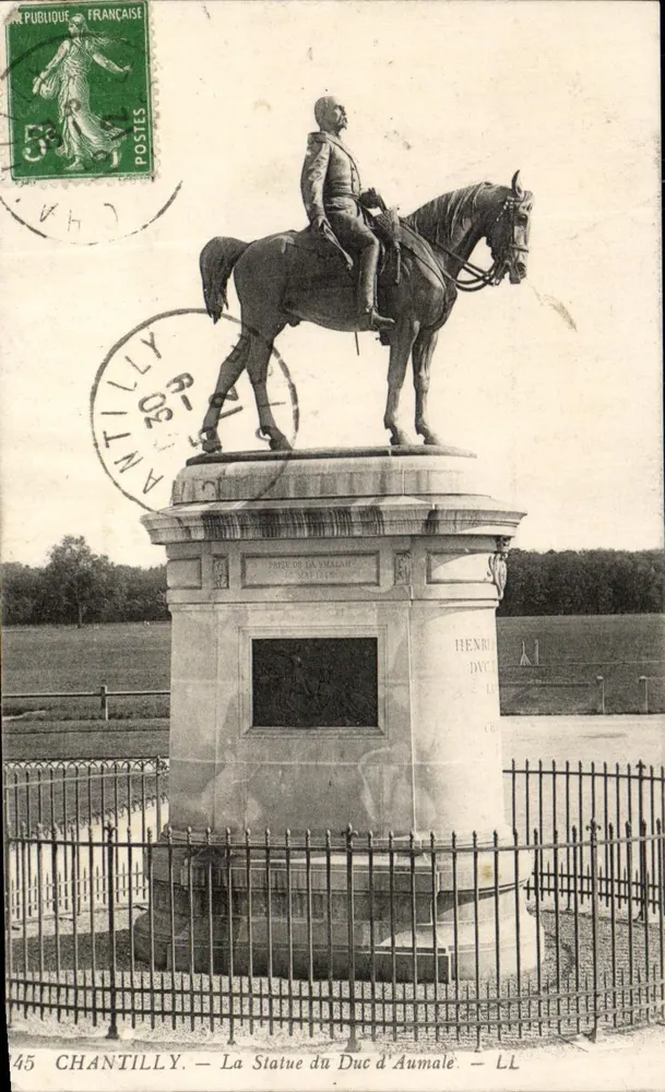 Chantilly — A Estátua do Duque d'Aumale — LL - Frente