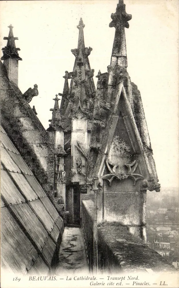 Beauvais — A Catedral — Galeria do lado leste — Pináculos — LL. — 189 - Frente