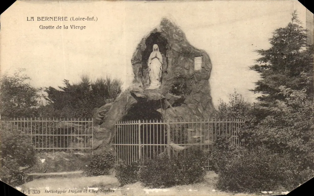 La Bernerie (Loire-Inf.) — Grotte de la Vierge, statue dans une grotte artificielle — Héliotypie Dugas et Cie, Nantes, n° 359 - Voorkant