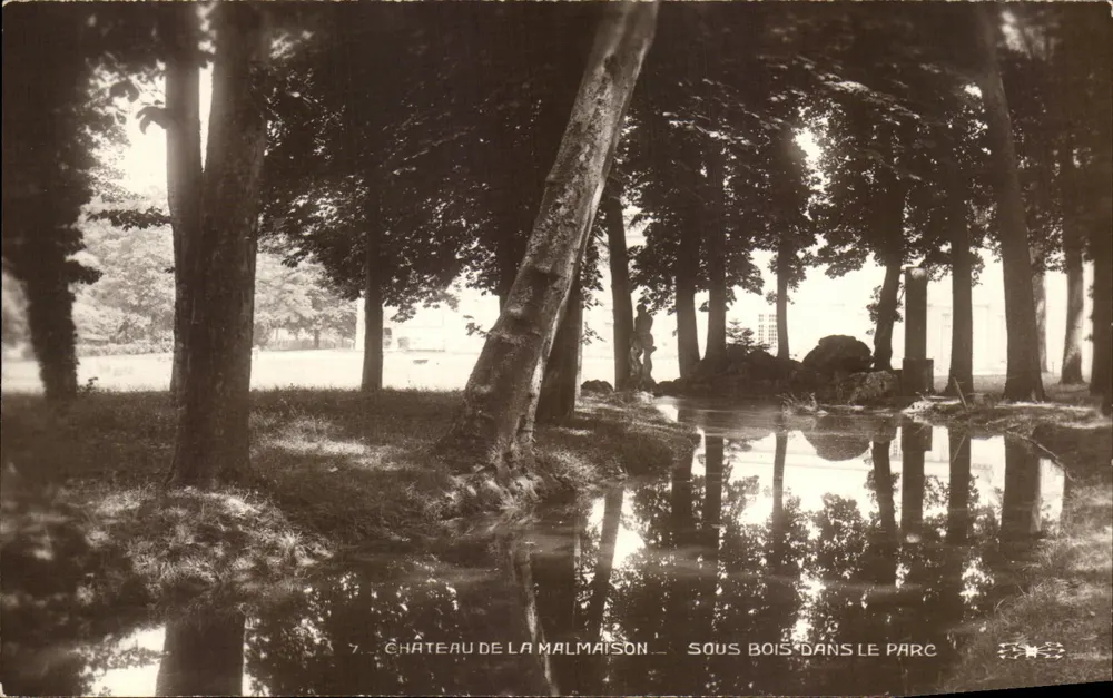 Castelo de La Malmaison — Sob bosque no parque — n°7 - Frente