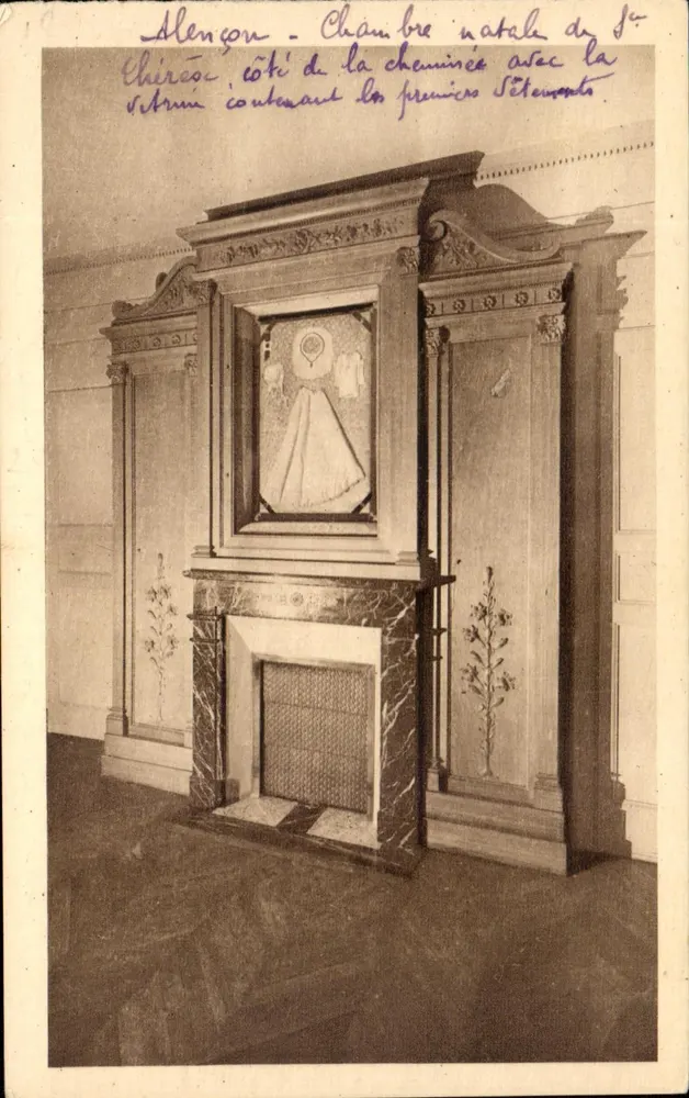 Alençon - Geburtszimmer der Heiligen Thérèse von Jesuskind — Seite des Kaminofens mit dem Schrank, der die ersten Erinnerungen der Heiligen enthält - Vorderseite