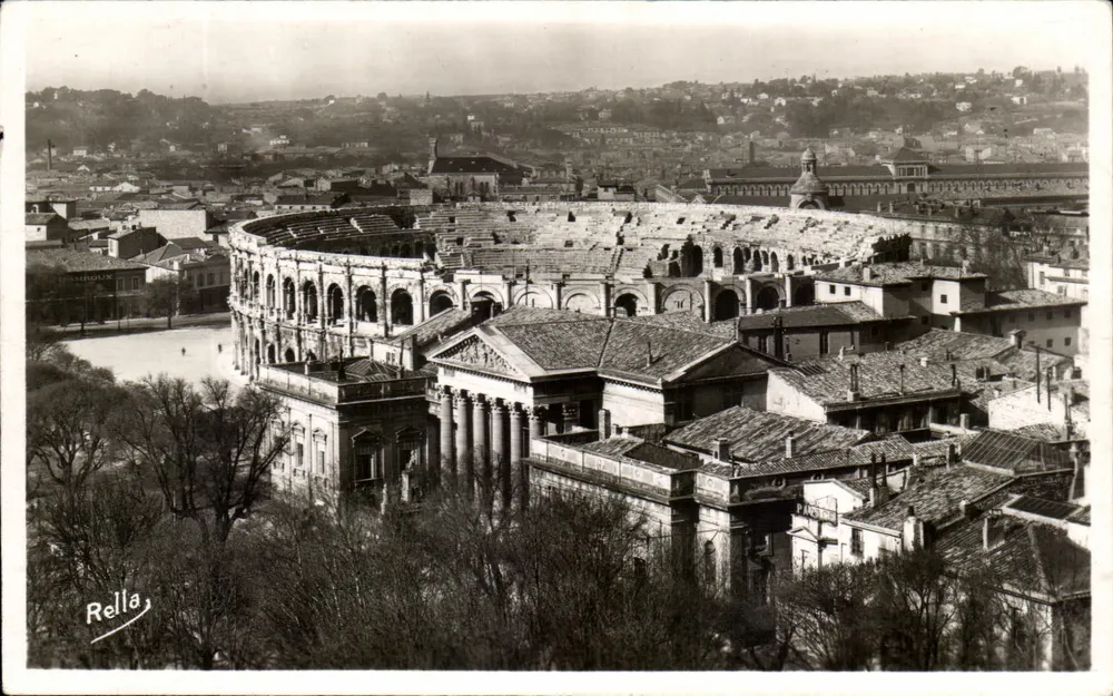 Nîmes — Vista geral e as Arênes — Rella, N° 1059 - Frente