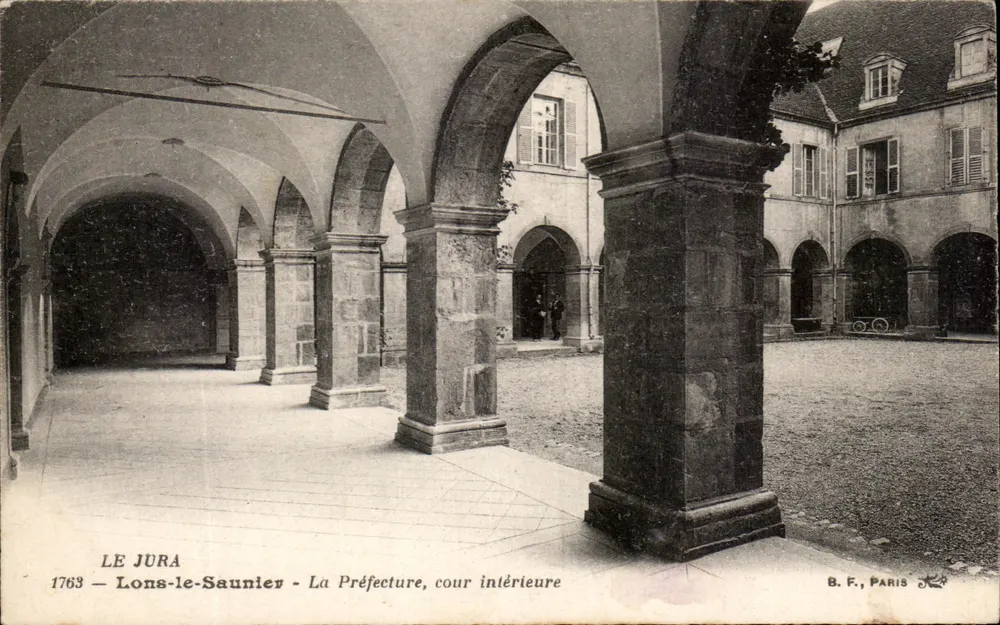 Lons-le-Saunier — Das Präfektur, Innenhof — B.F., Paris - Vorderseite