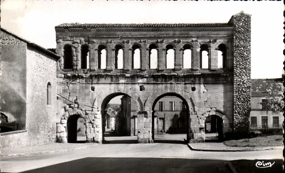 Autun - Porte Saint-André — römischer Bau aus dem Jahr 69 n. Chr. — Photo Coquuchot et Truchot - Vorderseite