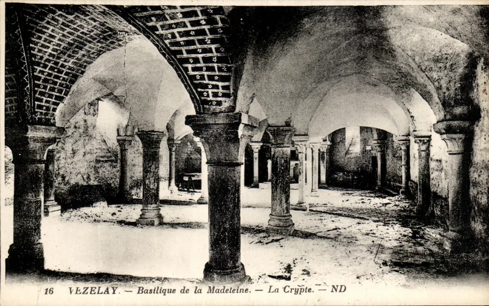 Vézelay — Basílica de La Madeleine — A Cripta — ND - Frente
