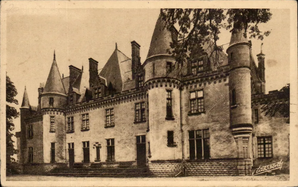 Schloss Saint-Michel-Montaigne — Nordseite — V. Tassaint - Vorderseite