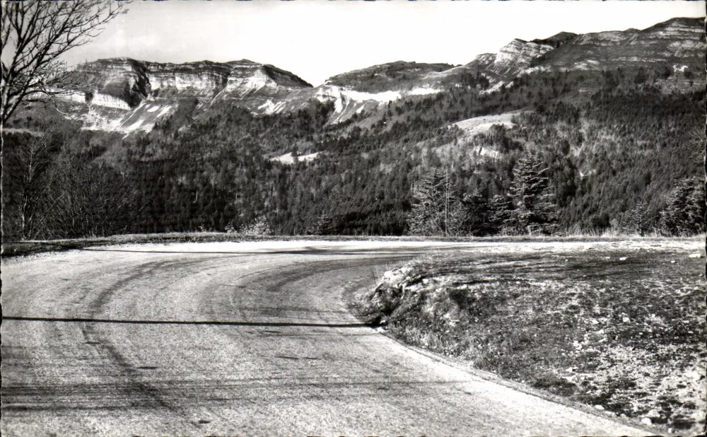 Route Blanche — Ein Kurvenabschnitt im Jura — Edition Studio T. Carrier, Grx (Ain) 206 - Vorderseite