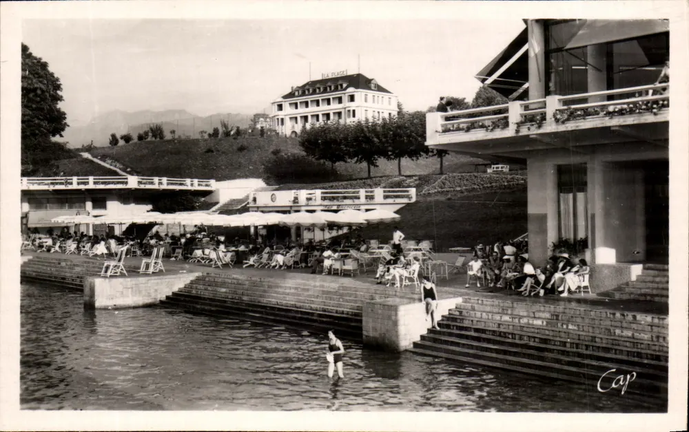 EVIAN-LES-BAINS - A Praia — vista da margem da água com terraço e edifício — editor C.A.P. Paris, n° 116 - Frente