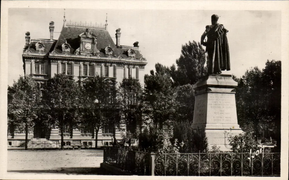 Bar-le-Duc (Meuse) — Die Sparkasse und die Statue von Exelmans — Éditions d'Art « YVON » - Vorderseite