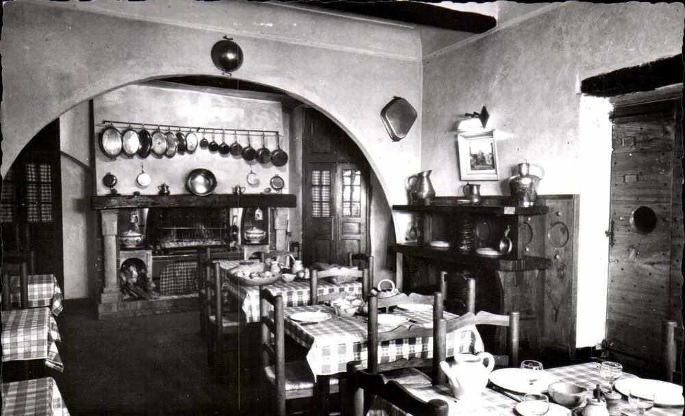 Innenraum einer Herberge — Küche und Speisesaal — Hostellerie du Lion d'Or, Vence (A.M.) - Vorderseite