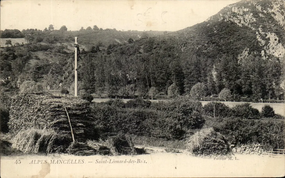 Saint-Léonard-des-Bois — Vista de campo com cruz e montanha — Édition M. L. - Frente
