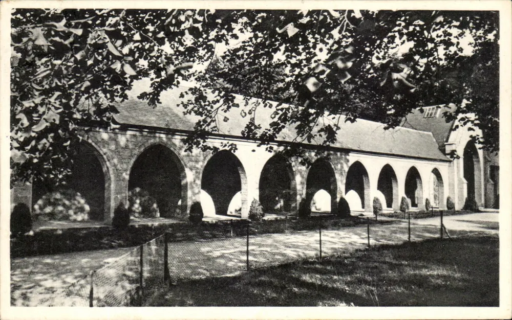 Abadia de Maredsous — Claustro externo — Reprodução integral N° 82 - Frente
