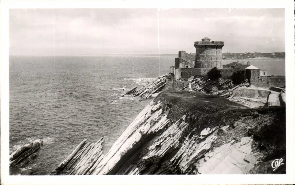 ST-JEAN-de-LUZ — Das Fort von Socoa und die Klippen bei Ebbe — Antike Ansichtskarte — (50) - Vorderseite