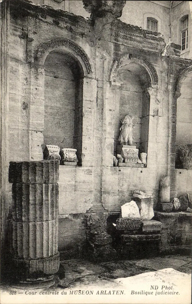 Zentrale Hof des MUSÉON ARLATEN — Gerichtsbasilika — ND Phot. - Vorderseite