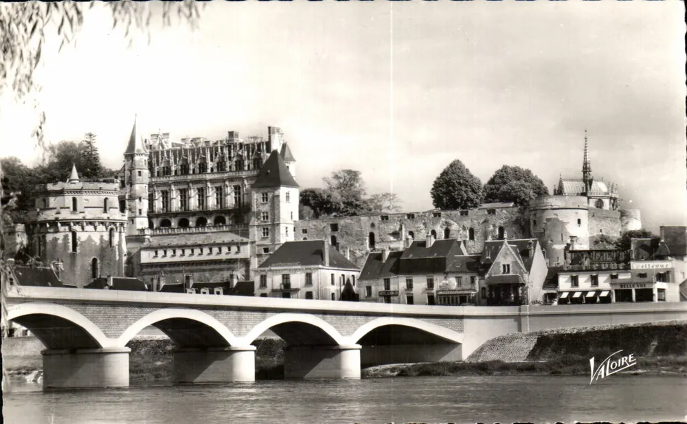 Schloss Amboise — seine Mauern und die Kapelle Saint-Hubert — Brücke über die Loire — Éditions Valoire - Vorderseite