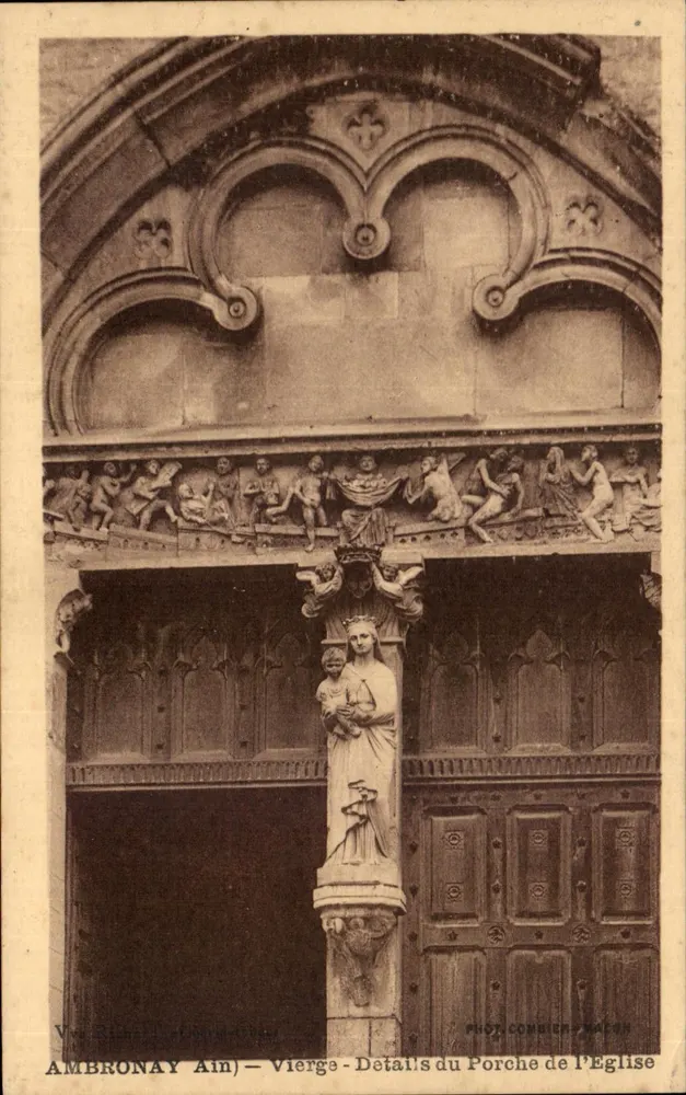 Ambronnay (Ain) — Jungfrau — Details des Kirchenportal — Foto. Combier-Malon - Vorderseite