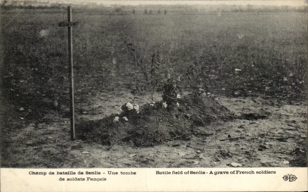 Campo de batalha de Senlis — Uma tumba de soldados franceses — Editor EID - Frente