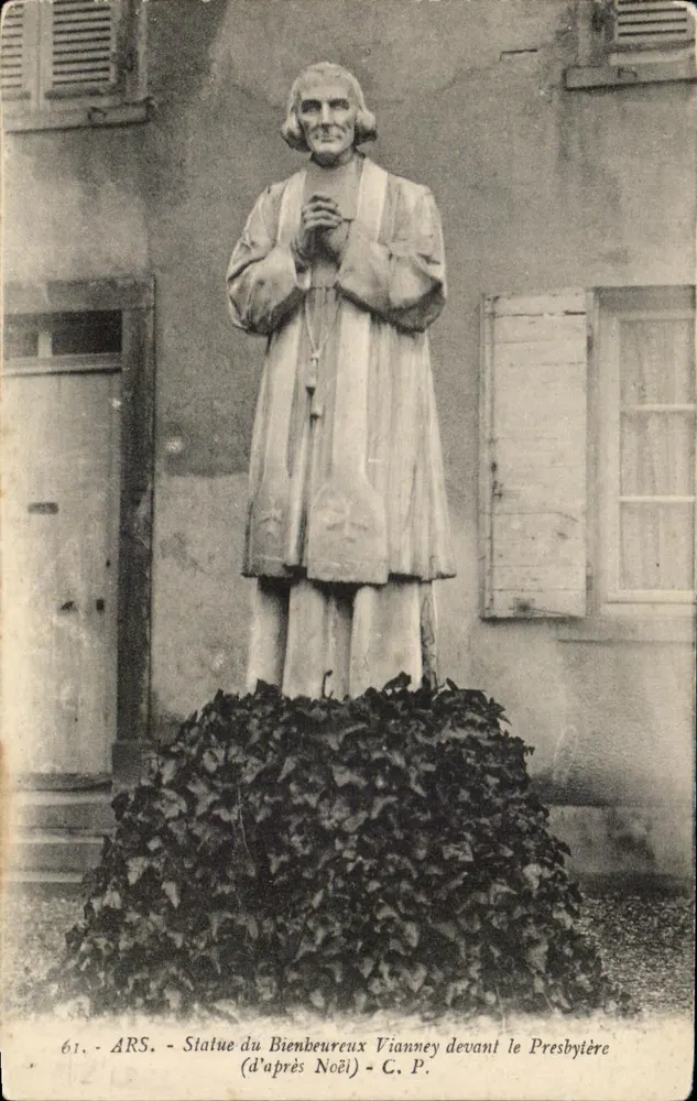 Estátua do Bem-aventurado Vianney diante do Presbitério — ARS — C.P. (segundo Noël) - Frente