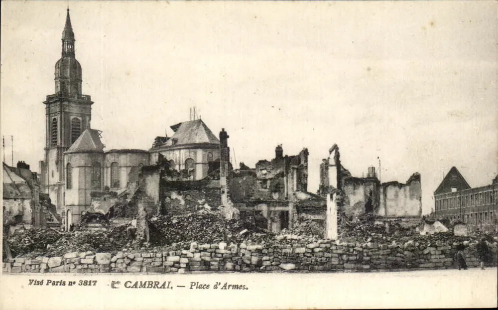 Cambrai — Place d'Armes — ruínas após guerra — Visé Paris n° 3817 - Frente