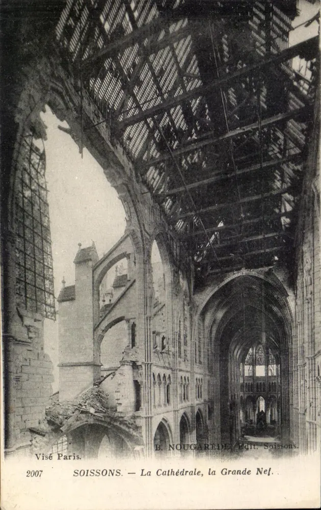 Soissons — Die Kathedrale, die Große Nave — B. NOUGAREDE, Verlag Soissons - Vorderseite