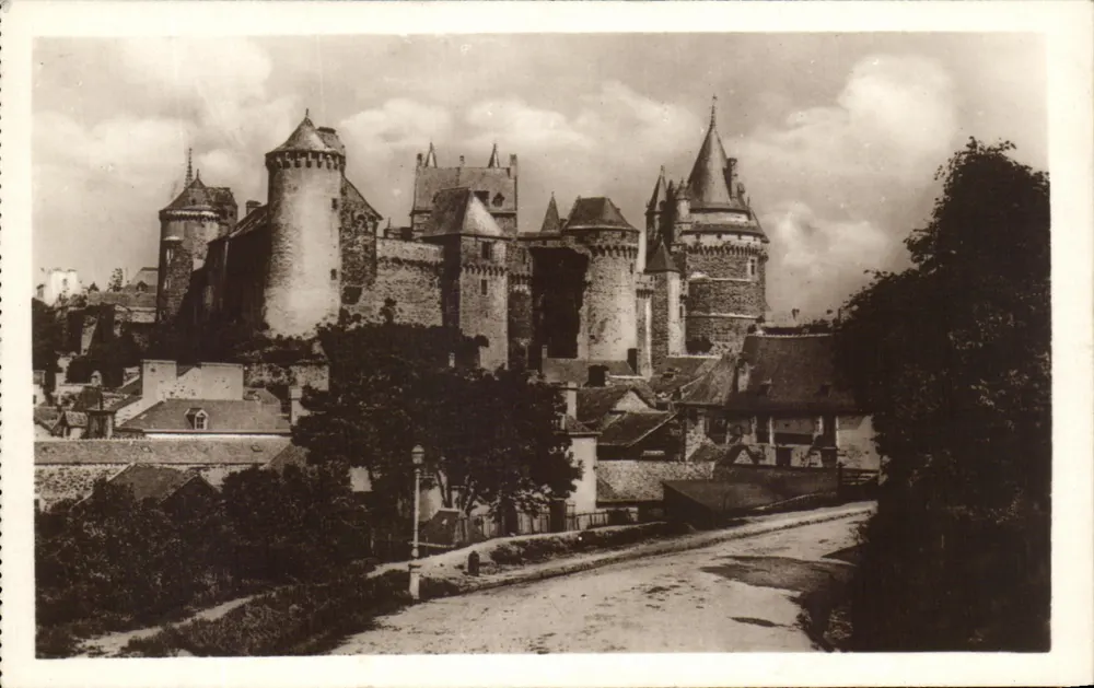 Vitré — Allgemeiner Blick auf den Schloss aus der Richtung Rennes — Lévy et Soudbrein, Paris - Vorderseite