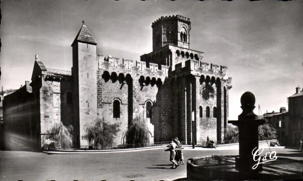 Royat — Igreja de São Léger — Fachada meridional — Edifício fortificado dos séculos XI e XIII — Foto G.d'O. - Frente