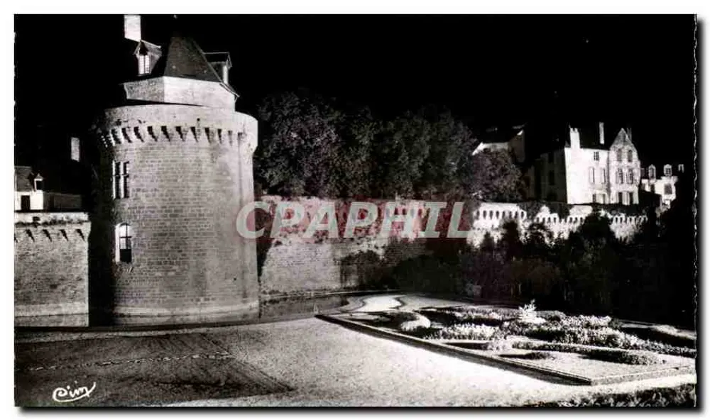 Vannes (Morbihan) — Die Mauern und der Turm des Connétable beleuchtet — Comhier Imprimeur (S.-et-L.) - Vorderseite