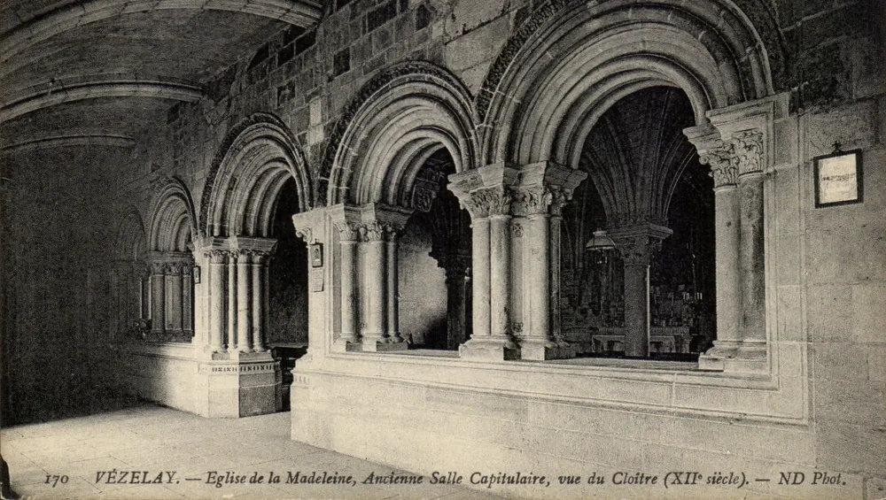 Vézelay — Église de la Madeleine, Ancienne Salle Capitulaire, Ansicht des Cloisters (12. Jahrhundert) — ND Phot. - Vorderseite