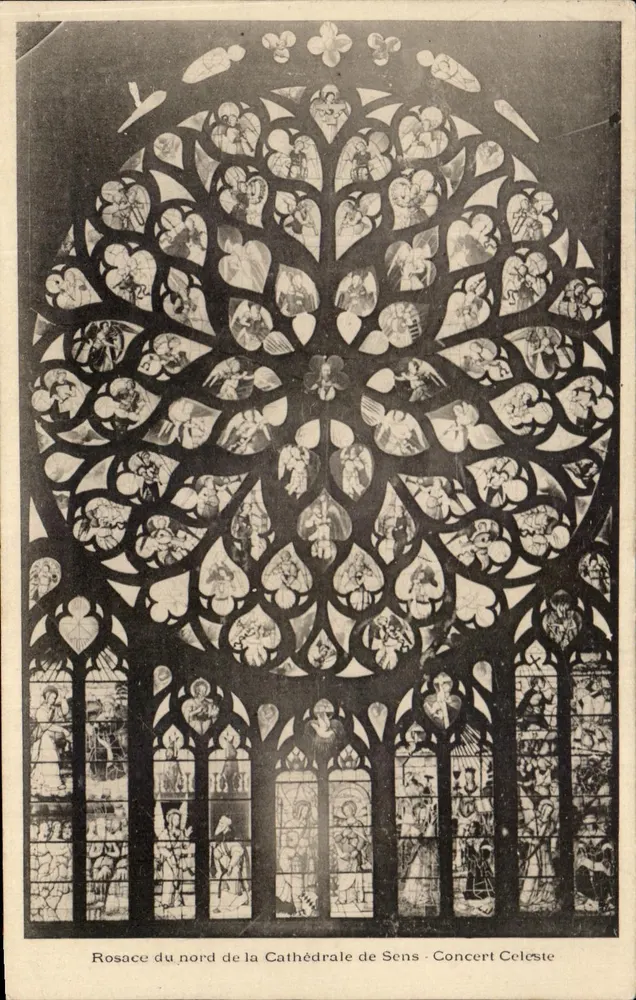 Rosefenster der Nordseite der Kathedrale von Sens — Himmelskonzert - Vorderseite