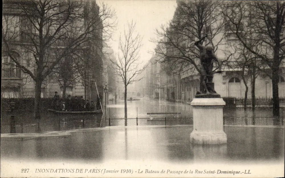 Überschwemmungen in Paris (Januar 1910) — Das vorbeifahrende Boot der Rue Saint-Dominique — LL - Vorderseite