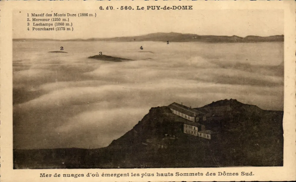 Le Puy-de-Dôme — Vista aérea dos cumes dos Dômes Sul emergindo de um mar de nuvens — G. d'O. - 560 - Frente