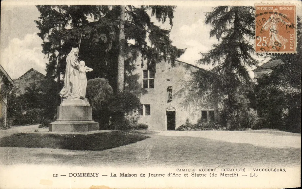 Domrémy — Das Haus der Jeanne d'Arc und Statue (von Mercié) - Vorderseite