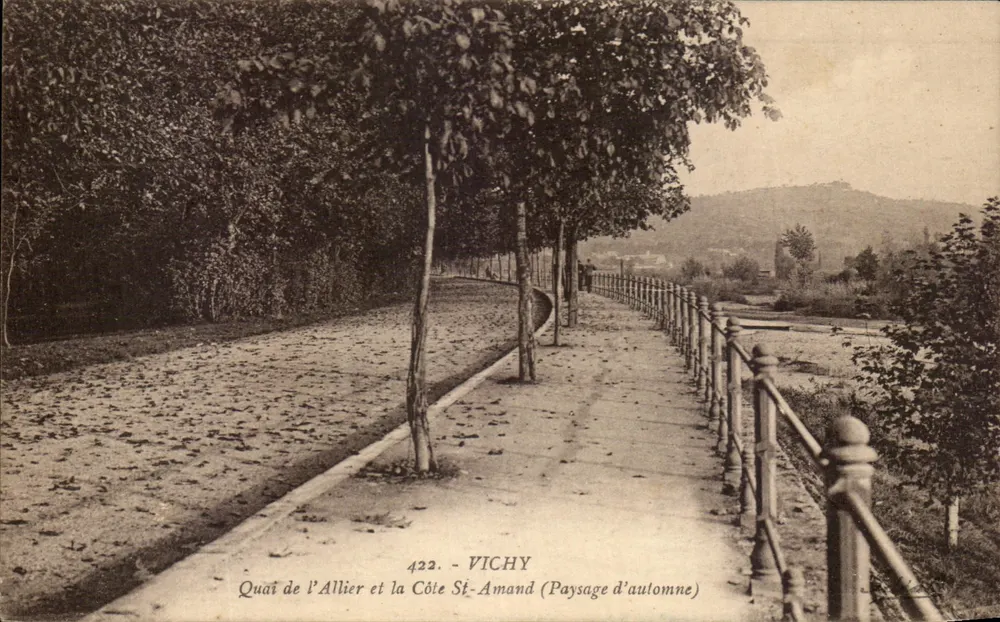 Quai der Allier und die Côte St-Amand — Herbstlandschaft — Vichy, Nr. 422 - Vorderseite