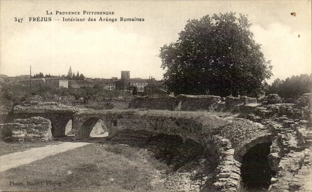 Fréjus — Innenansicht der römischen Arenen — Foto. Bucchi, Fréjus - Vorderseite