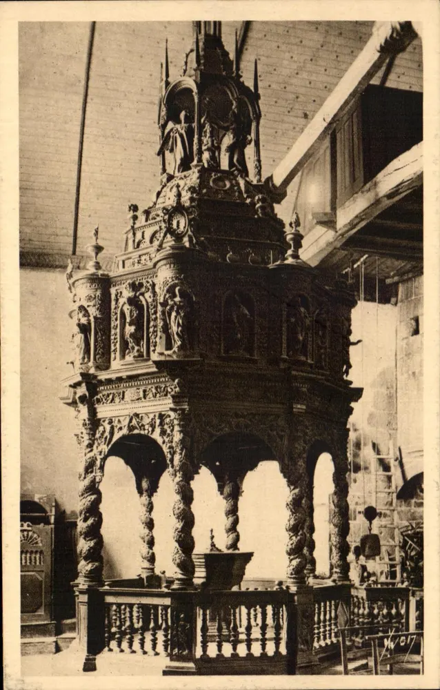 Guimiliau (Finistère) — Innenansicht der Kirche. Der geschnitzte Eichen-Taufstein (17. Jahrhundert) — Les Éditions d'Art 'YVON', Paris - Vorderseite