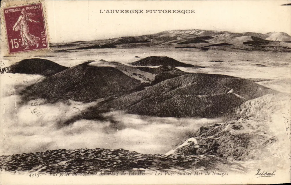 Pittorelle Auvergne — Ansicht vom Gipfel des Puy de Dôme — Les Puys Sud und Mer de Nuages — Verlag Lilsat, Nr. 4317 - Vorderseite