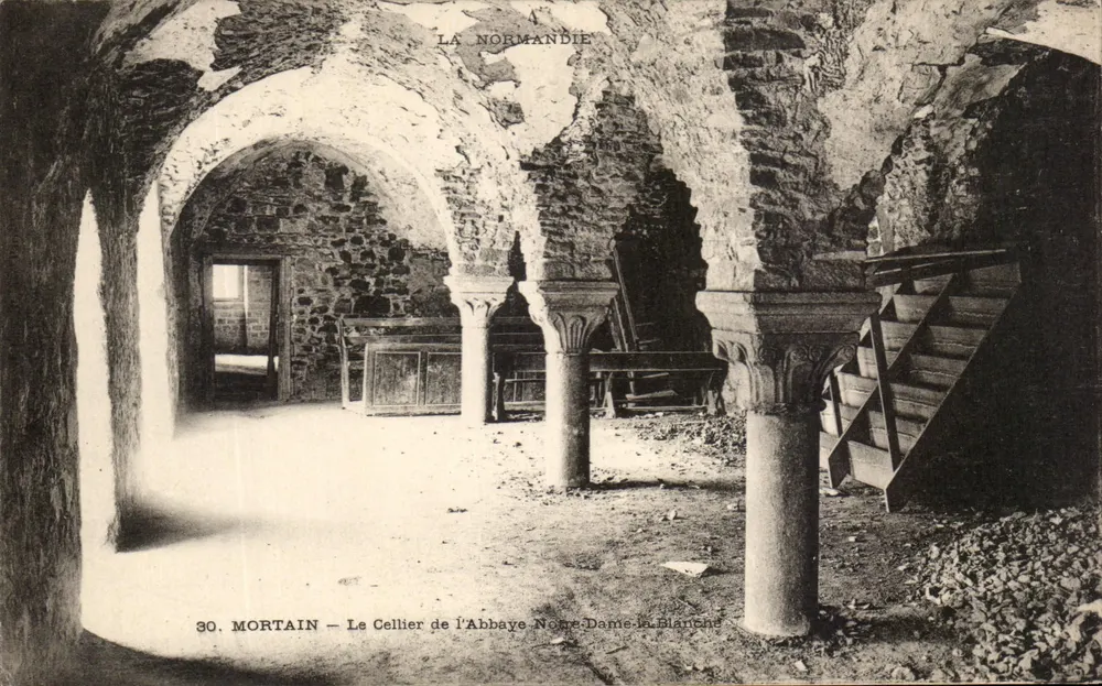 Mortain — Der Keller der Abtei Notre-Dame-la-Blanche — Normandie - Vorderseite