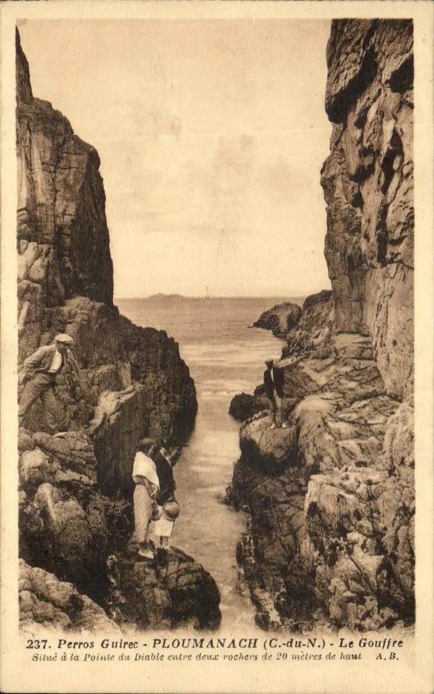 Perros Guirec - PLOUMANACH (C.-du-N.) - Le Gouffre — A.B. n°237 - Frente