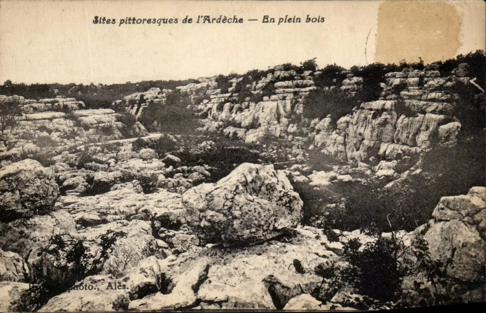 Pittoreske Orte der Ardèche — Im Wald — Foto. Alès - Vorderseite
