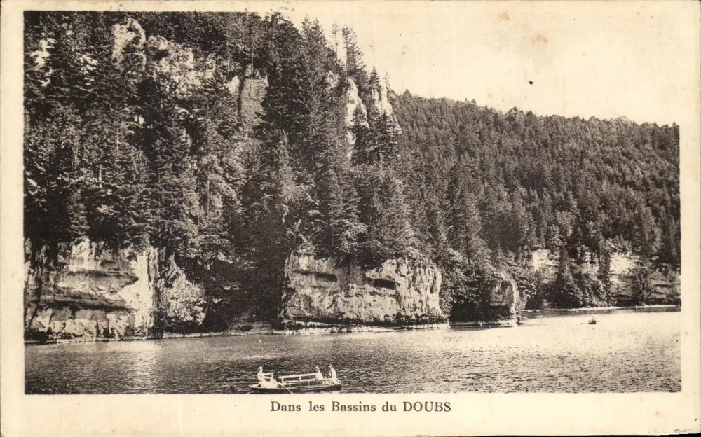 Nos Bassins do DOUBS — paisagem lacustre com falésias e barco — editor não identificado - Frente