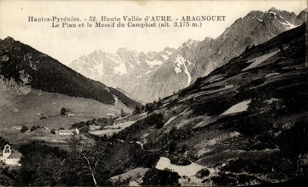 Hautes-Pyrénées - Hochtal der Aure - Aragnouet - Der Plan und das Massiv des Campbiel (Höhe 3.175 m) - Vorderseite