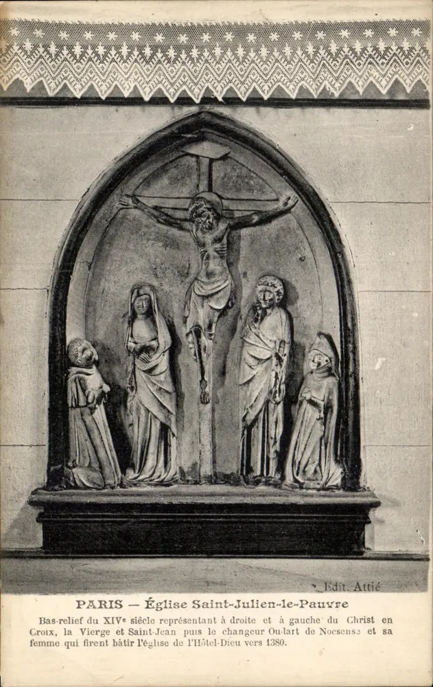 Paris — Kirche Saint-Julien-le-Pauvre — Basrelief des 14. Jahrhunderts, das Christus am Kreuz, die Jungfrau und den hl. Johannes sowie die Frau von Nicolas de Noces zeigt - Vorderseite