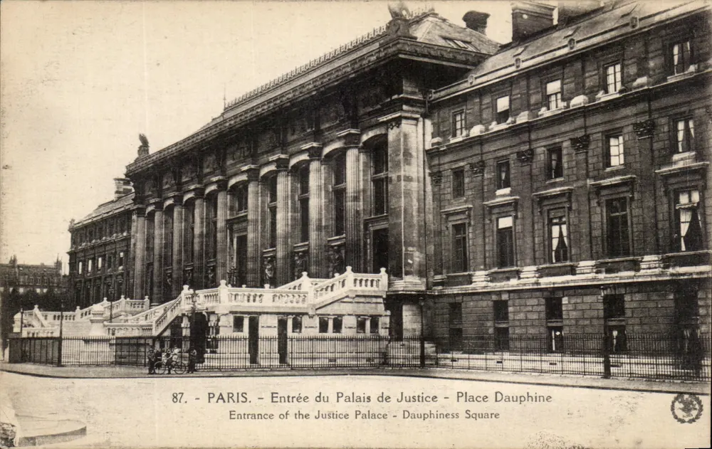 Paris - Eingang zum Palast der Gerechtigkeit - Place Dauphine - Vorderseite