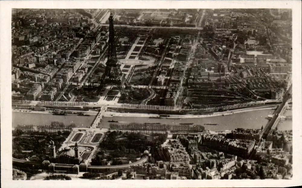 París en Avión — Torre Eiffel y Campo de Marte — Cliché Compañía Aérea Francesa - Anverso